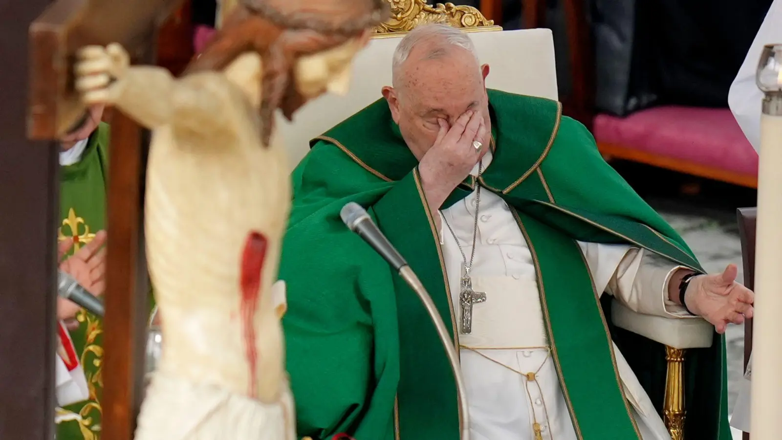 Musste in eine Klinik: der Papst. (Archivbild) (Foto: Alessandra Tarantino/AP/dpa)