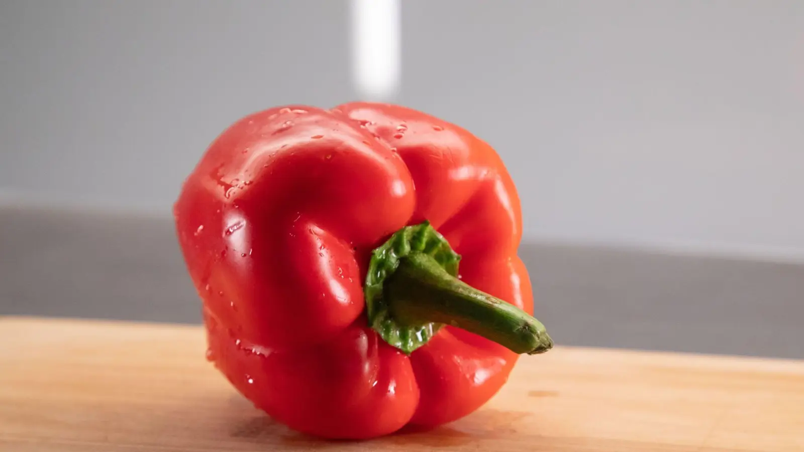 Lässt sich eine Paprika mit einem gezielten Handgriff leichter entkernen? (Foto: Christin Klose/dpa-tmn)