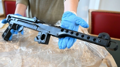 Die Polizei präsentierte sichergestellte Waffen. (Foto: Federico Gambarini/dpa)