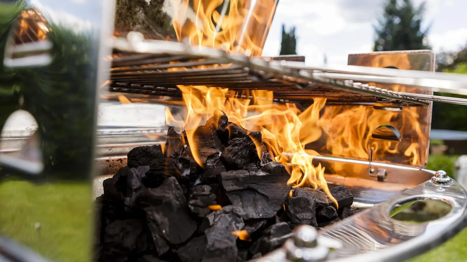 Den Grill ordentlich anheizen, das geht auch ohne Brennspiritus. (Foto: Monique Wüstenhagen/dpa-tmn/dpa)