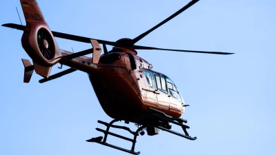 Der Rettungshubschrauber landete an der Unfallstelle. (Symbolbild) (Foto: Julian Stratenschulte/dpa)
