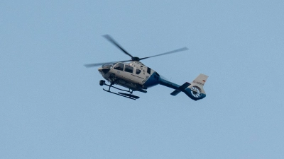 Die Polizei fahndete mit einem Polizeihubschrauber nach den mutmaßlichen Tätern. (Symbolbild) (Foto: Armin Weigel/dpa)