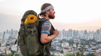 Alles am Mann: Mit Reiserucksäcken sind Urlauber flexibel unterwegs. (Foto: Ivana Kojic/Westend61/dpa-tmn)
