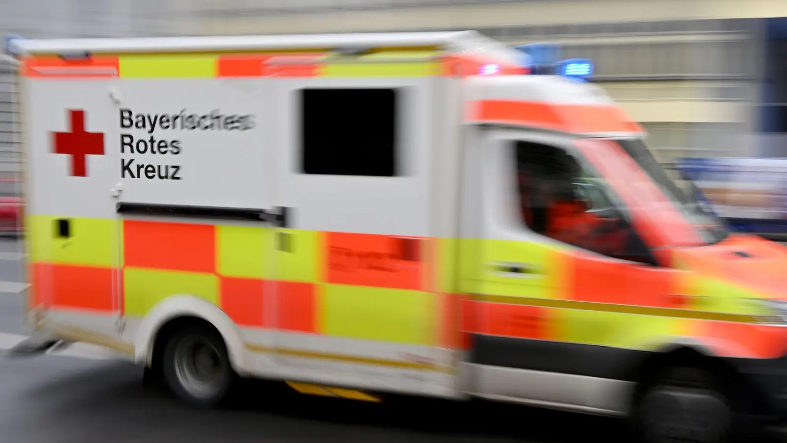 Der Mann musste in ein Krankenhaus gebracht werden. (Symbolbild) (Foto: Peter Kneffel/dpa)