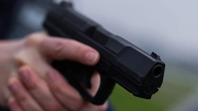 Mit vorgehaltener Waffe nehmen die Beamten den Verdächtigen fest. (Symbolbild) (Foto: Rolf Vennenbernd/dpa)