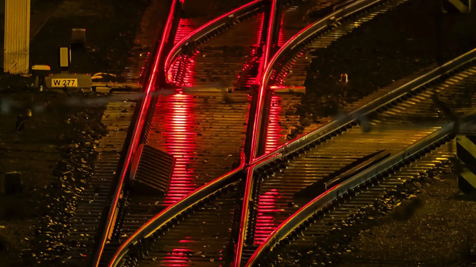 Zwischen Wicklesgreuth und Windsbach fuhren am Montagabend keine Züge. (Symbolbild: Christoph Soeder/dpa)