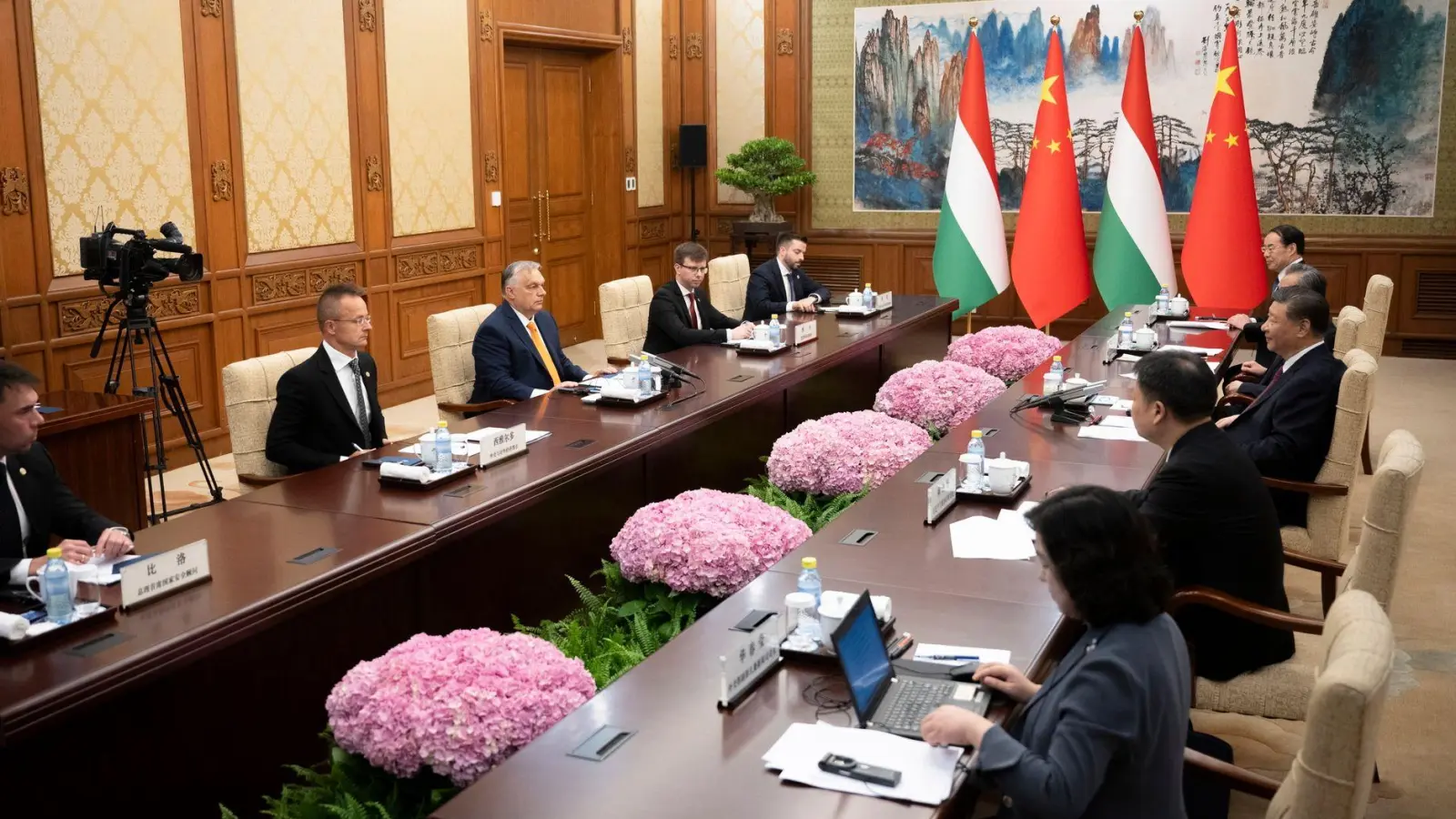 Vor seiner Ankunft in China war Ungarns Ministerpräsident Viktor Orban in Russland und der Ukraine zu Gesprächen über den laufenden Krieg.  (Foto: Vivien Cher Benko/Ungarisches Presseamt des Premierministers/MTI via AP/dpa)