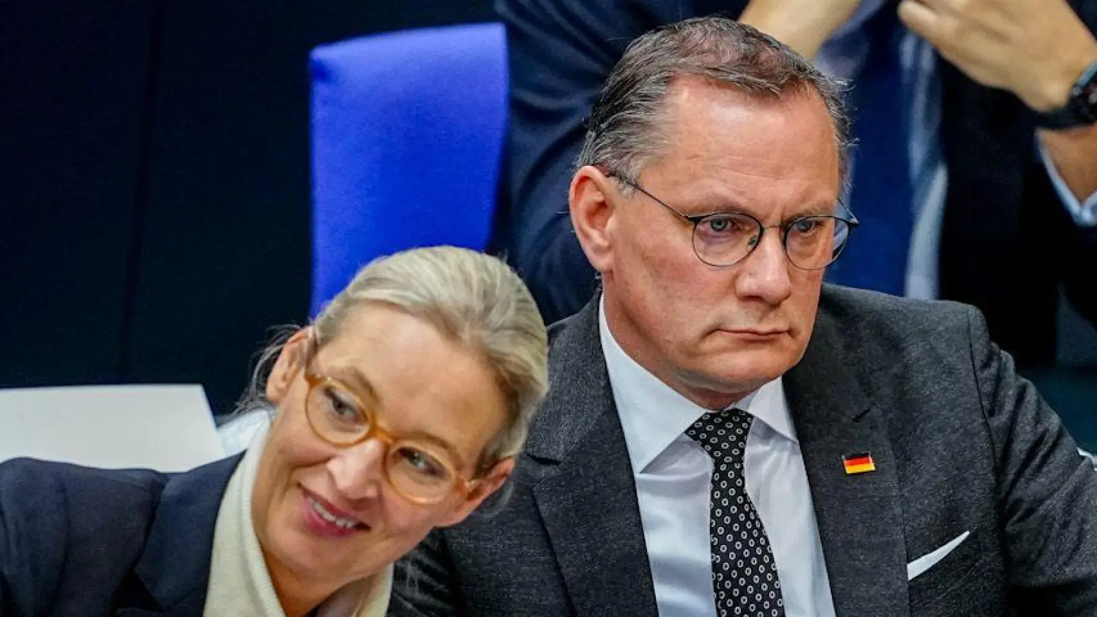 Die AfD-Chefs Alice Weidel und Tino Chrupalla nehmen zum 80. Jahrestag des Kriegsendes an einer Gedenkstunde im Bundestag teil. Am selben Tag kommt die Nachricht , dass der Verfassungsschutz vorläufig seine Einstufung der AfD als „gesichert rechtsextremistisch“ auf Eis legt.  (Foto: Kay Nietfeld/dpa)