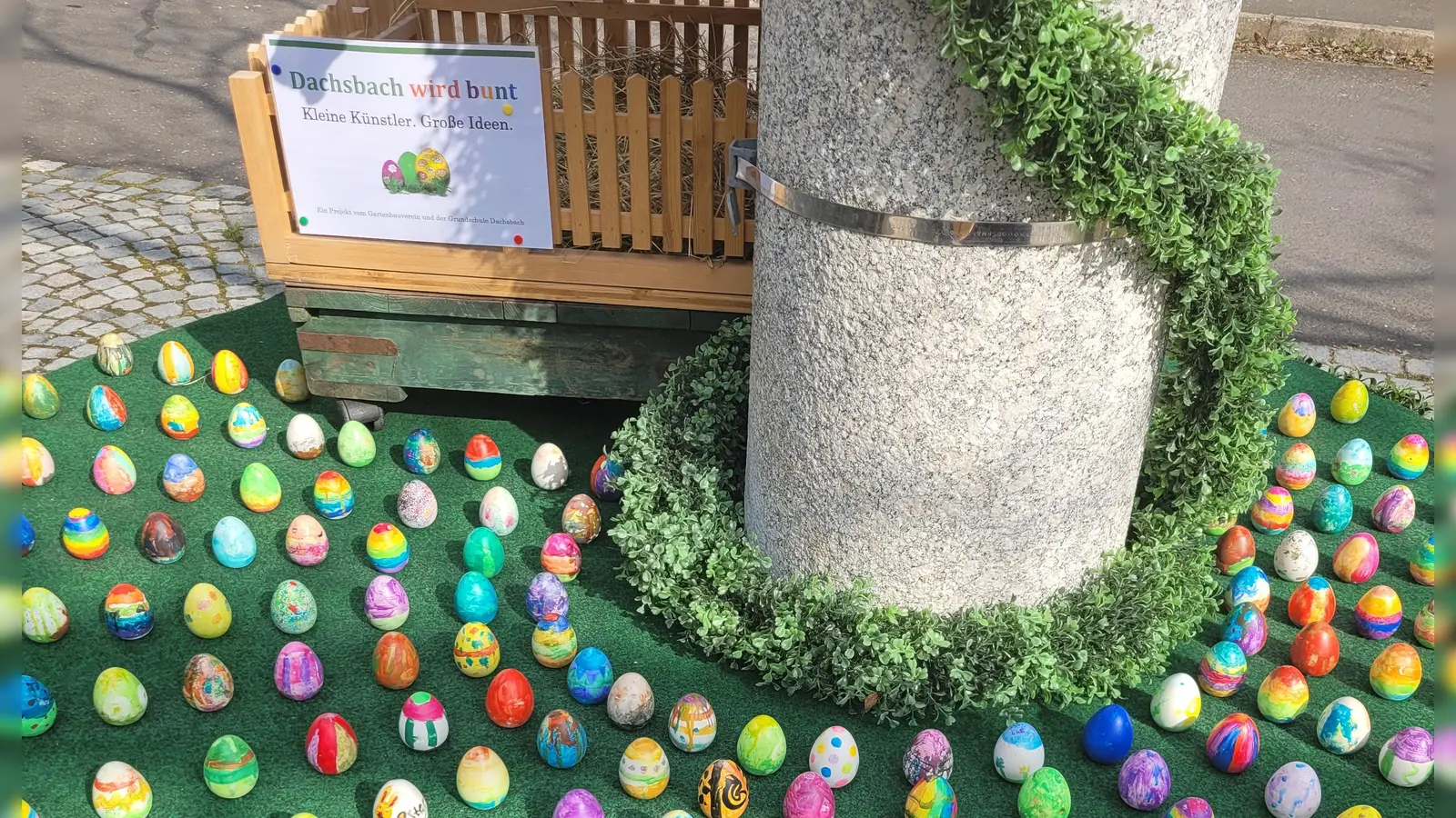 Der Dachsbacher Osterbrunnen ist das Ergebnis eines Projekts der Grundschule Dachsbach-Gerhardshofen und des Gartenbauvereins unter dem Motto „Dachsbach wird bunt”.  (Foto: Monika Wunder-Saur)