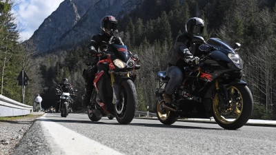 Teilnehmer fahren bei einer Motorrad-Demo auf dem Kesselberg. Die Demo richtete sich gegen das Fahrverbot für Motorräder auf der Kesselbergstraße. Trotz des Protestes der Betroffenen wird die zeitweise Sperrung der Strecke nun fortgeführt. (Archivfoto) (Foto: Angelika Warmuth/dpa)