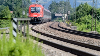 Ein österreichischer Zug auf der alten Bahnstrecke Rosenheim - Kufstein im bayerischen Inntal. Die DB plant den Neubau mit einem gigantischen Puffer für Inflation und sonstige Risiken. (Archiv) (Foto: Matthias Balk/dpa)