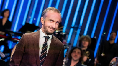 Moderator Jan Böhmermann ist sich unsicher, ob die Welt früher wirklich so viel besser war als heute. (Archivbild) (Foto: Rolf Vennenbernd/dpa)