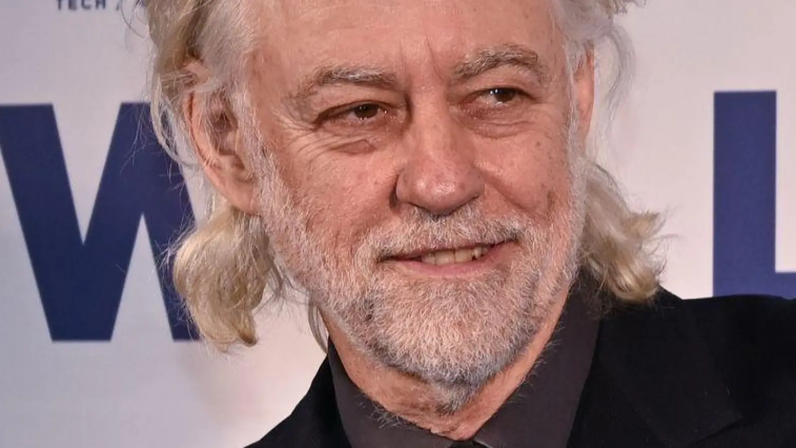 Bob Geldorf führte bei der Gala Cinema for Peace durchs Programm. (Foto: Britta Pedersen/dpa)