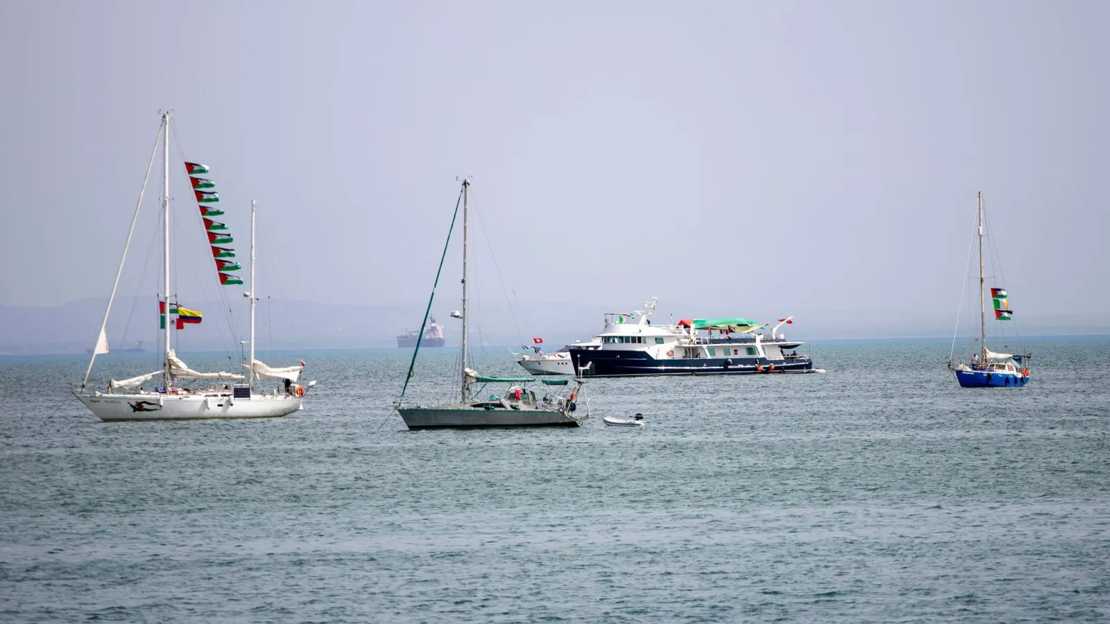 Die israelische Kriegsmarine schickt sich nach Aktivistenberichten an, die Gaza-Flottille vor dem Erreichen ihres Ziels zu stoppen. (Archivbild) (Foto: Str/AP/dpa)