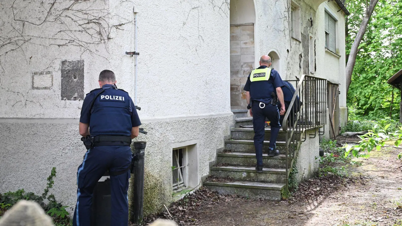 Einsatzkräfte der Polizei ermitteln bei einem leerstehenden Gebäude. Polizisten suchen im Allgäu nach einem Jugendlichen - und finden eine Leiche. Die Beamten vermuten eine tödliche Gewalttat. (Foto: Stein/swd-medien/dpa)