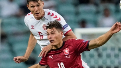 Stürmerstar Patrik Schick (r) schied mit Tschechien im EM-Viertelfinale aus. (Foto: Darko Vojinovic/Pool AP/dpa)