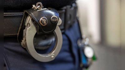 Nach Angriffen auf einen Obdachlosen in Unterfranken sitzt nun ein junger Mann in U-Haft. (Symbolbild) (Foto: Peter Kneffel/dpa)