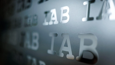 Das IAB-Arbeitsmarktbarometer zeigt ein bisher ungewohntes Bild: Die Beschäftigung schrumpft, dafür wird es bei der Arbeitslosigkeit etwas besser (Symbolbild).  (Foto: Daniel Karmann/dpa)