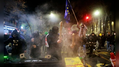 Seit Tagen kommt es in Georgien zu proeuropäischen Protesten - teils auch mit Gewalt. (Foto: Zurab Tsertsvadze/AP/dpa)