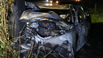 Bei dem Unfall starb der Beifahrer noch im Auto (Foto: Friedrich/Vifogra/dpa)