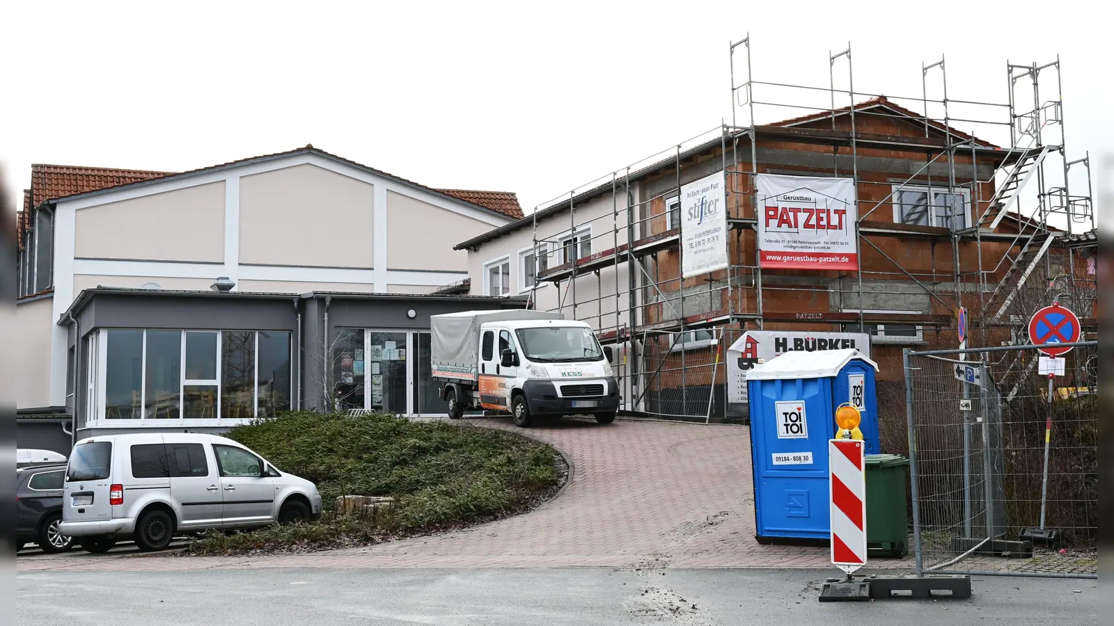 Der Anbau der Hans-Popp-Halle soll Platz für Duschen und Sanitäranlagen bieten und den bestehenden Gymnastikraum erweitern.  (Foto: LUCA PAUL)
