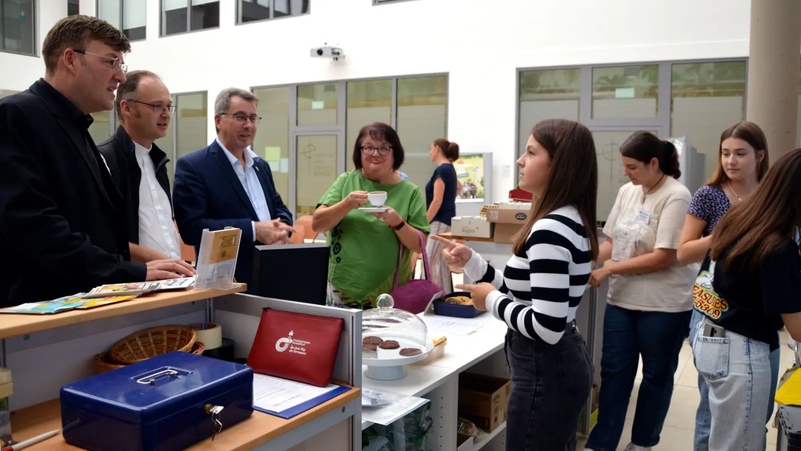 Süße Versuchung: Bei so viel Fairness bestellen auch die Ehrengäste beim fairen CvB-Café in Uffenheim gerne einen Espresso. „Saugut“, lautet die einhellige Meinung. (Foto: Johannes Zimmermann)