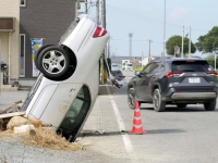 Kopfüber - Auto steckt nach starkem regen fest (Foto: Naoki Hiraoka/Kyodo News via AP/dpa)