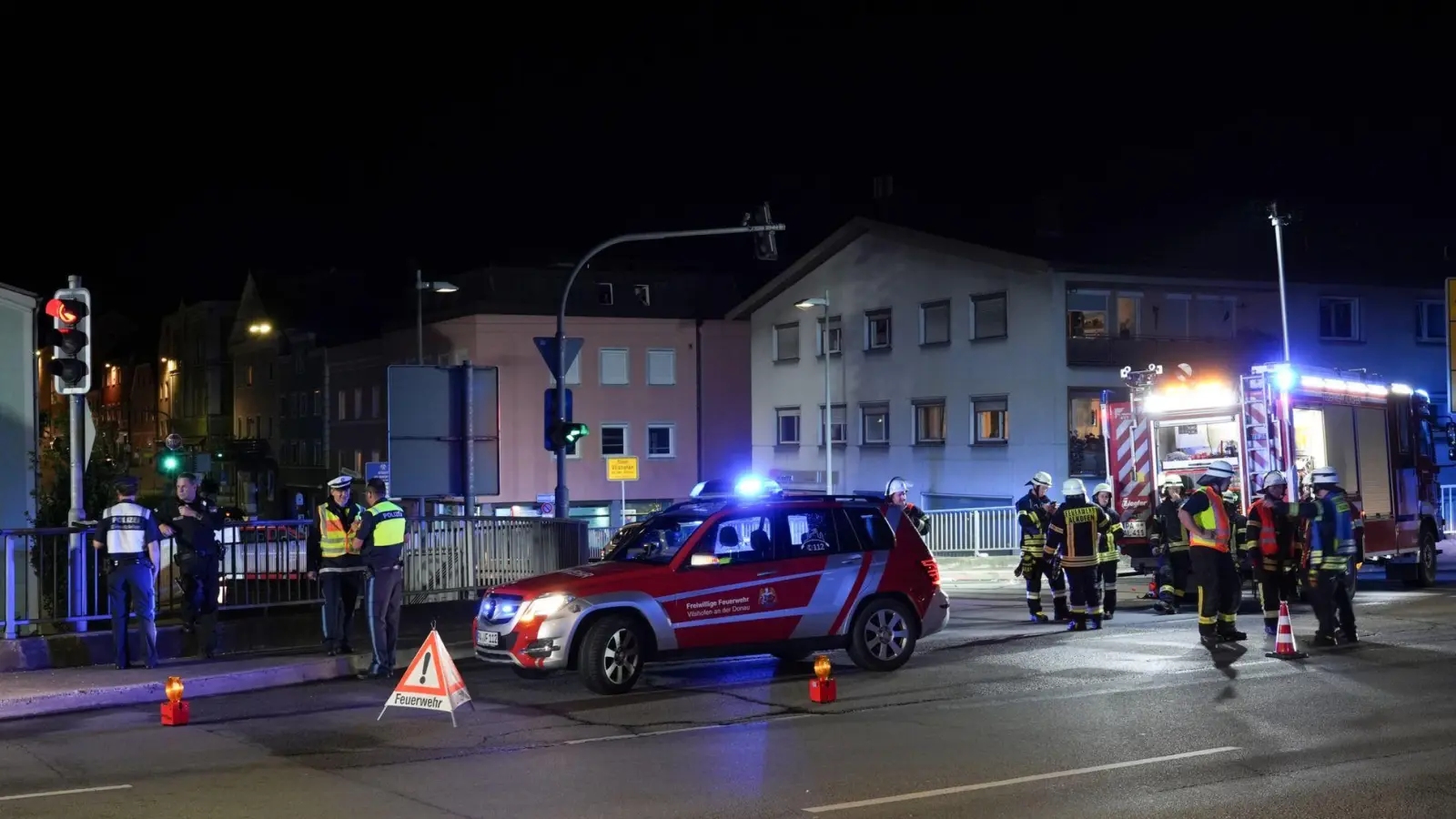 Nach einem Unfall bei einer Schleuserfahrt im Sommer 2024 in Vilshofen ist der Fahrer des Wagens nun vor dem Landgericht Passau verurteilt worden. (Foto: Th. Krenn/zema-medien.de/dpa)