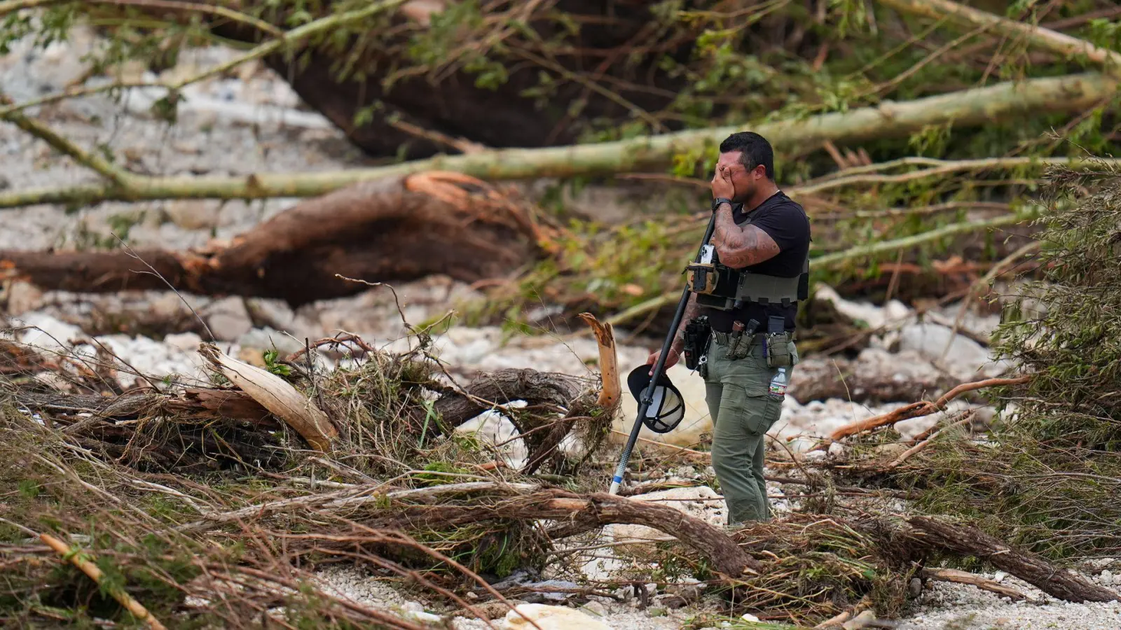 Noch immer wird nach mindestens 27 Kindern aus einem Sommercamp gesucht. (Foto: Julio Cortez/AP/dpa)