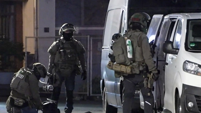 Auch mit SEK-Beamten suchte die Polizei in vier Gladbecker Wohnungen nach Waffen. (Foto: -/tv7News/dpa)