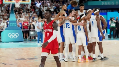 Dennis Schröder schleicht enttäuscht vom Feld. (Foto: Marcus Brandt/dpa)