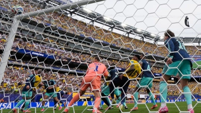 Manuel Neuer kommt gegen Ecuadors Gonzalo Plata zu spät.  (Foto: Yuki Iwamura/AP/dpa)