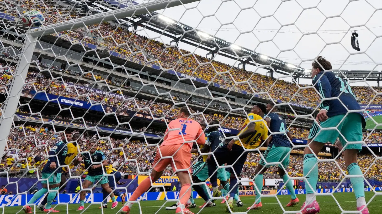 Manuel Neuer kommt gegen Ecuadors Gonzalo Plata zu spät.  (Foto: Yuki Iwamura/AP/dpa)