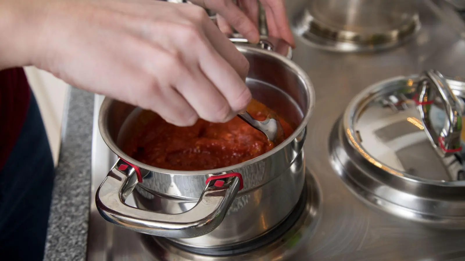 Eine Tomatensoße muss nicht bis zum Ende auf einer voll geheizten Platte kochen. Dreht man sie ab, wird auch die Restwärme noch weitergegeben. (Foto: Christin Klose/dpa-tmn)