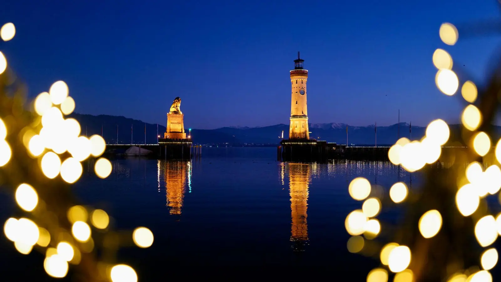 Während sich unten Besucher auf Weihnachten einstimmen, fliegt oben eine Drohne. (Symbolbild) (Foto: Ulf Vogler/dpa)