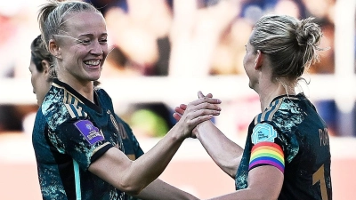 Lea Schüller (l) traf beim Sieg der DFB-Frauen in Polen doppelt. (Foto: Adam Warzawa/PAP/dpa)