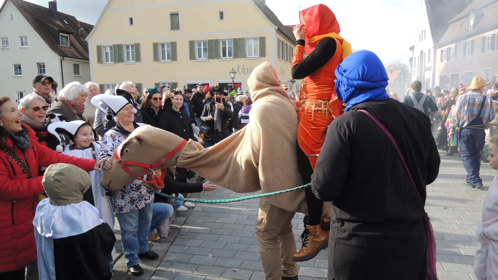 Manege frei im Zirkus: Das Kamel des SV Leibelbach-Heuberg ließ sich gerne von den Zuschauern streicheln. (Foto: Peter Zumach)