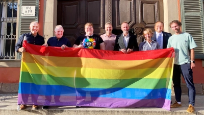 Holger Göttler, Paul Beitzer, Yasmin Hübel, Markus Kober, Oberbürgermeister Dr. Christoph Hammer, Nora Engelhard, Andreas Schirrle und Florian Zech (von links) wollen mit dem Hissen der Regenbogenflagge zu bestimmten Anlässen ein Zeichen setzen.  (Foto: Stadt Dinkelsbühl/Laura Krehn)