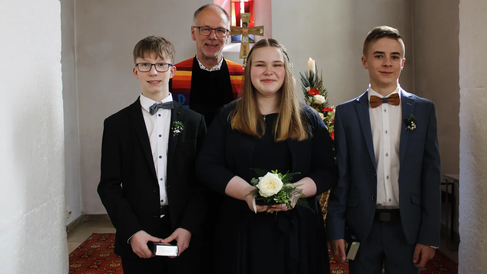 Die zwei Konfirmanden und eine Konfirmandin von Sachsbach feierten in der St. Georgskirche mit Pfarrer Thorsten Wolff.<br><br> (Foto: Cindy Buckreus-Rühl)