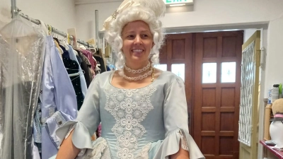 Heather Burchett bei der Anprobe ihrer Robe, die sie am Samstag und Sonntag bei den Rokoko-Festspielen tragen wird. (Foto: US-Garnison Ansbach)