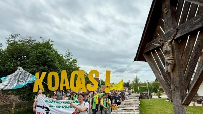 In Reichling demonstrierten Hunderte gegen geplante Gasbohrungen. (Foto: Stefan Puchner/dpa)
