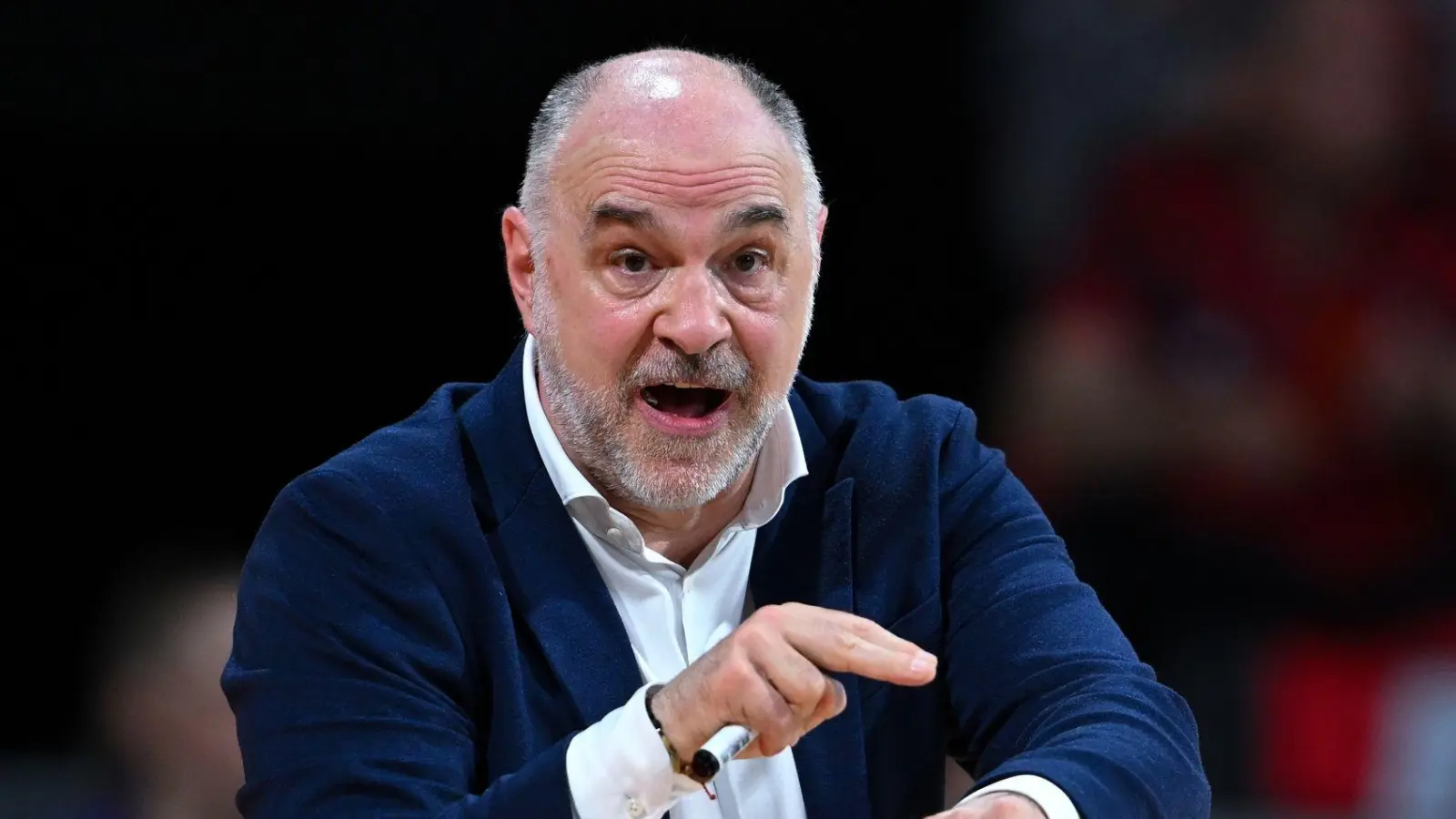 Trainer Pablo Laso von München verfolgt das Spiel und gestikuliert am Spielfeldrand. (Foto: Sven Hoppe/dpa)