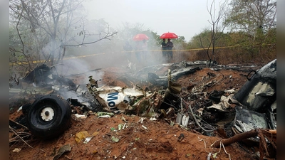 Kenianische Beamte untersuchen die Absturzstelle. (Foto: Uncredited/AP/dpa)