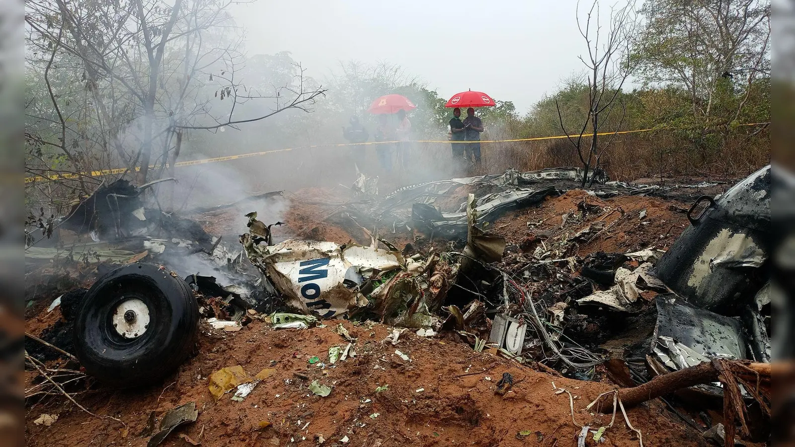 Kenianische Beamte untersuchen die Absturzstelle. (Foto: Uncredited/AP/dpa)