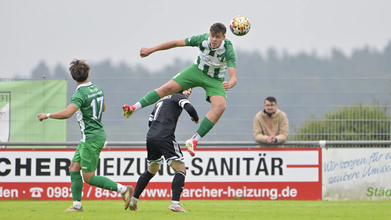 Mit vollem Einsatz ging Aufsteiger FC/DJK Burgoberbach in seine erste Bezirksligasaison, so wie hier Tom Forster (oben) im Heimspiel gegen die DJK Göggelsbuch. (Foto: Martin Rügner)