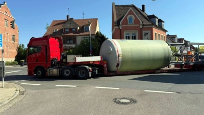 Nadelöhr B13-Kreuzung: An der Ecke Bahnhofstraße/Ringstraße im Herzen Uffenheims war das Geschick des Schwertransport-Fahrers gefragt. (Foto: Thomas Siebert)