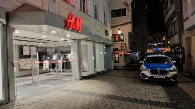 Am Samstagabend war die Uzstraße dicht: Ein Großaufgebot an Polizeikräften suchte nach den Tätern, die versucht hatten, die Filiale von H&amp;M auszurauben. (Foto: Andrea Walke)