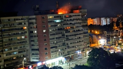 Im Zuge des Angriffskriegs gegen die Ukraine hat eine russische Drohne erstmals im benachbarten Nato- und EU-Land Rumänien ein Wohnhaus beschädigt und Menschen verletzt. (Foto: Uncredited/ISU Galati/AP/dpa)