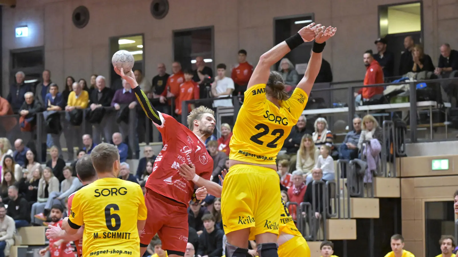 Der Rothenburger Patrick Schneider (am Ball) drückte der Partie gegen Lohr mit acht Toren seinen Stempel auf. (Foto: Martin Rügner)