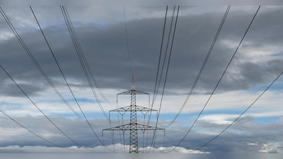 Wegen des Schadens an einer Stromleitung ist in Herriedens Stadtteilen Schönau und Heuberg der Strom ausgefallen. Ein Team des Versorgungsunternehmens N-Ergie ist derzeit vor Ort mit der Reparatur beschäftigt. (Symbolbild: James Edward Albright Jr_)